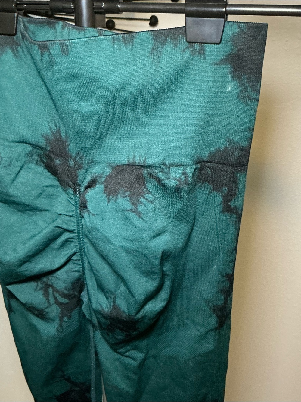 Green Black Tie Dye Scrunch Butt Leggings Size Medium - Picture 5 of 5